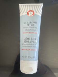 Exfoliant Scrub: FIRST AID BEAUTY ULTRA REPAIR CREAM