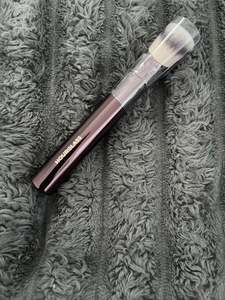 Accessories Category: HOURGLASS NO 21 ambient Foundation Brush