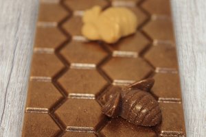 Products: Milk Chocolate Crunchy Manuka Bar 44% 60g - The Chocolate Room