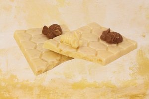 Products: White Chocolate Crunchy Manuka Bar 60g - The Chocolate Room