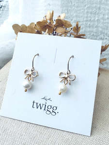 TWIGG JEWELLERY Pearl Bow Earrings