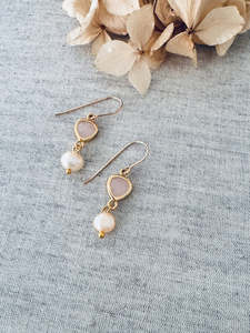 Twigg Jewellery: TWIGG JEWELLERY Lila Pearl Blush Earrings
