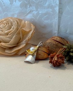 Products: Sterling Silver & Gold-Plated Pendant with Freshwater Pearl - The Chunky Jeweller