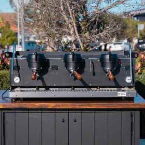 Synesso: Immaculate SYNESSO S300 In Matt Black Commercial Coffee Machine