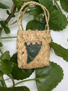 Kiwiana: Greenstone | Pounamu Niho/Tooth Bound Pendant