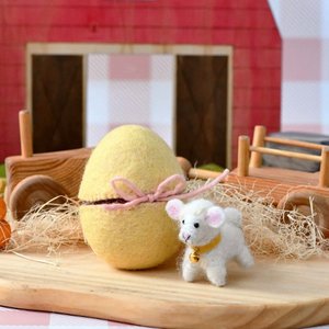 Tara Treasures - Surprise Felt Egg with Lamb