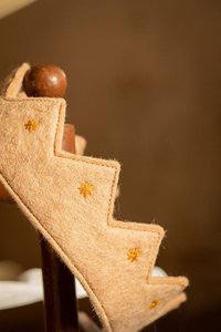 Muskhane Kumari Felt Crown