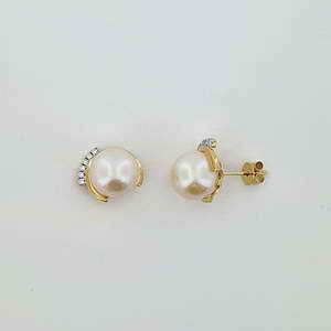 Pearl Jewellery: Freshwater Pearl & Diamond 18ct Gold Earrings