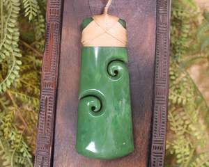 Toki Nz Pounamu: NZ Greenstone XLarge Toki with Koru Pendant (BN262) Hapopo Pounamu