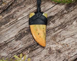 Pounamu Manaia Niho: NZ Greenstone XSmall Niho Taniwha Tooth Pendant (BE569) Flower Jade Pounamu