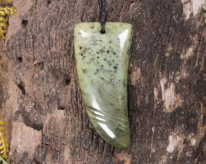 Pounamu Manaia Niho: NZ Greenstone Medium Niho Taniwha Tooth Pendant (BM051) Rimu Pounamu