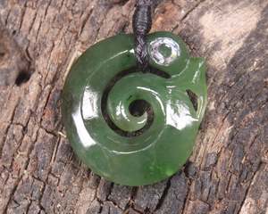 Pounamu Manaia Niho: NZ Greenstone Small Koropepe Pendant (BK689) Hapopo Pounamu