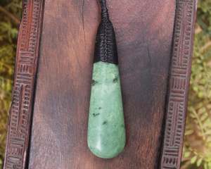 Roimata Pounamu: NZ Greenstone Medium Roimata Pendant (BM896) Kawakawa Pounamu