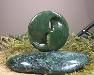 Pounamu Sculptures Touchstones: NZ Greenstone Porowhita with Twist Sculpture (BM738) Kawakawa Pounamu