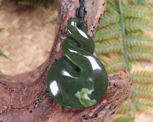 NZ Greenstone Medium Twist Pendant (BA345) Kawakawa Pounamu