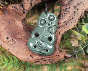 NZ PAKOHE ARGILLITE LARGE HEI TIKI PENDANT (Z045)