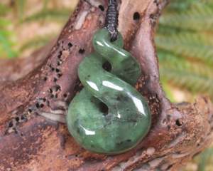 NZ Greenstone Small Twist Pendant (BE486) Hapopo Pounamu