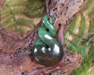 NZ Greenstone Medium Twist Pendant (AE028) Hapopo Pounamu