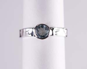 Gemstone Jewellery: Blue Topaz Sterling Silver Ring Size 6 (BM604)