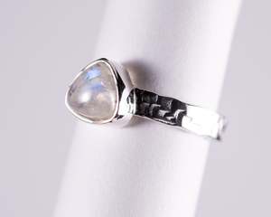 Gemstone Jewellery: Rainbow Moonstone Sterling Silver Ring Size 7 (BM607)