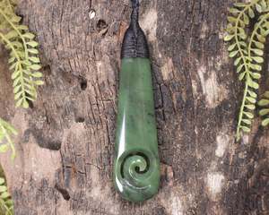Pounamu Koru Twist: NZ Greenstone Large Roimata with Koru Pendant (BK465) Hapopo Pounamu