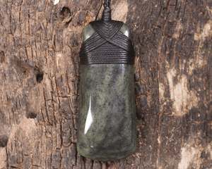 Toki Nz Pounamu: NZ Serpentine Medium Toki Pendant (BK079)