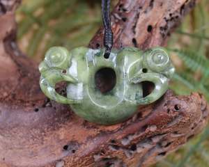 NZ Serpentine Medium Pekapeka Pendant (AT469)