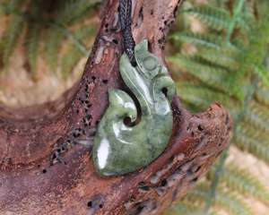 Pounamu Manaia Niho: NZ Serpentine Small Manaia Pendant (AT619)