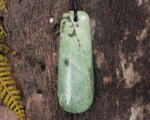 NZ Greenstone Medium Roimata Pendant (BK514) Kawakawa Pounamu