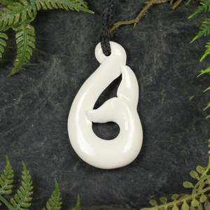 Bone Carvings Nz: NZ Bone Medium Whale Tail Pendant (BN205)