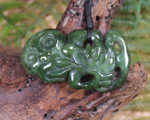 NZ Greenstone Medium Hei Tiki Pendant (BH452) Kawakawa Pounamu
