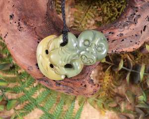 NZ Greenstone Medium Hei Tiki Pendant (X779) Inanga Pounamu