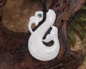 Bone Carvings Nz: NZ Bone Medium Manaia Pendant (AZ268)