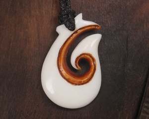 Bone Carvings Nz: NZ Bone Small Hei Matau Pendant (BM790)