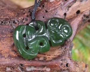 NZ Greenstone Small Hei Tiki Pendant (BE801) Kawakawa Pounamu