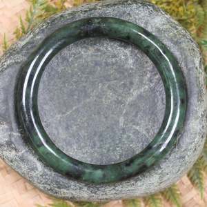 NZ Greenstone Bangle 67mm (BN518) Rimu Pounamu