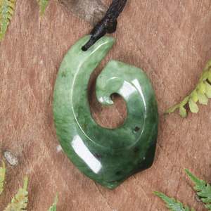 NZ Greenstone Medium Hei Matau Pendant (BT462) Kawakawa Pounamu