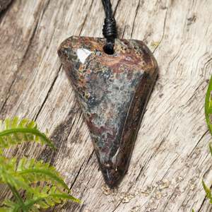 Gemstone Necklace: Agate Small Freeform Niho Taniwha Tooth Pendant (BN480)