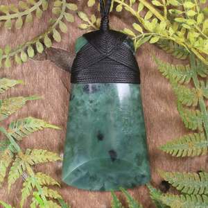 NZ Greenstone Medium Toki Pendant (BW523) Inanga Pounamu