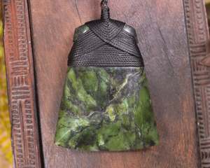 NZ Greenstone Medium Toki Pendant (BM863) Douglas Creek Pounamu