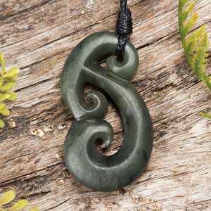 NZ Greenstone Small Mangōpare Hammerhead Pendant (BN862) Hapopo Pounamu