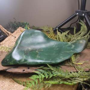 NZ Greenstone Large Freeform Touchstone Sculpture (BW530) Kawakawa Pounamu
