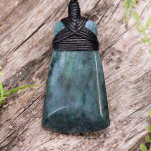 Gemstone Necklace: NZ Obay Stone Small Toki Pendant (BW813)
