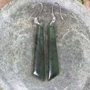 NZ Greenstone Medium Roimata Earrings (BW576) Rimu Pounamu
