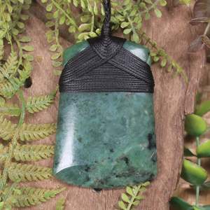 NZ Greenstone Medium Toki Pendant (BX247) Inanga Pounamu