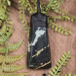 NZ Serpentine Medium Toki Pendant (BX679)