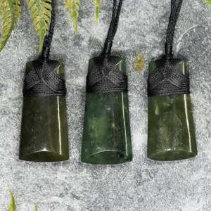 NZ Greenstone XSmall Toki Pendant (BW493) Kawakawa Pounamu