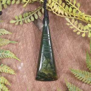 NZ Greenstone Medium Toki Pendant (BN998) Kawakawa Pounamu
