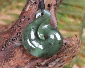 NZ Greenstone Small Hei Matau Pendant (BE522) Hapopo Pounamu