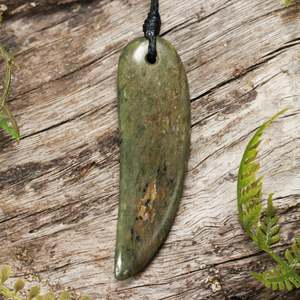 NZ Greenstone Medium Niho Taniwha Tooth Pendant (BT701) Rimu Pounamu